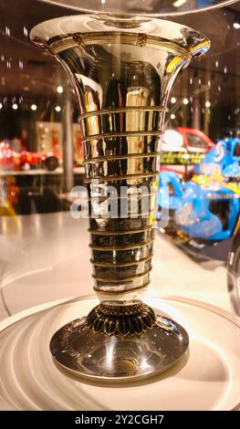 Coupe des vainqueurs du Championnat du monde sur exposition Fernando Alonso champion du monde de formule 1 pilote de course Musée et circuit près d'Oviedo Llanera Asturais Espagne Banque D'Images