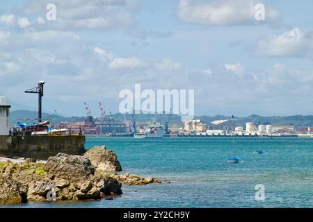 Navire-hôpital Juan de la Cosa dans la baie de retour après un exercice de pratique de sauvetage au large de la côte au port de Santander Cantabrie Espagne Banque D'Images