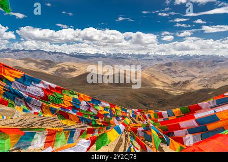 Montagnes enneigées de l'Himalaya au col de Lalung la, 5050m d'altitude sur l'autoroute de l'amitié entre Lhassa au Tibet et Katmandou au Népal Banque D'Images