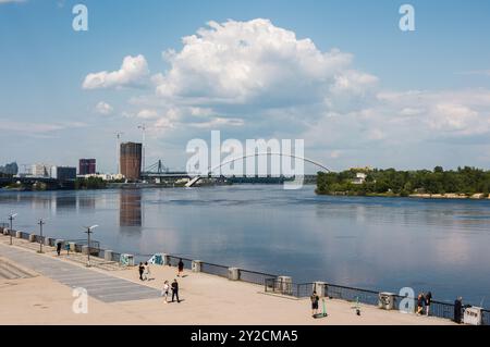 Kiev, Ukraine - 19 mai 2024 : passage du pont Podolski et de l'île de Trukhanov à Kiev Banque D'Images