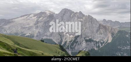 Paysage panoramique avec le pic Gran Vernel et la chaîne de montagnes Marmolada, tourné du nord dans la lumière nuageuse de l'été lumineux près de l'abri de montagne Fredarola, Banque D'Images