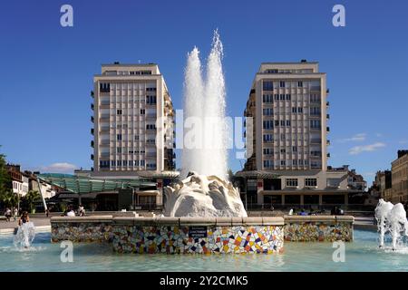 Brunnen auf dem Platz place Clemenceau à Pau, Pyrenäen, Frankreich, Europa | Fontaine sur la place Clemenceau à Pau, Pyrénées, France, Europe Banque D'Images