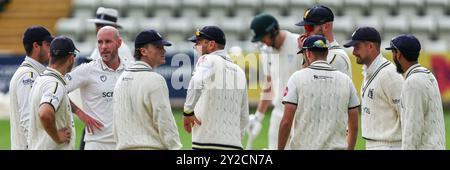 Worcester, Royaume-Uni. 10 septembre 2024. Prise à Worcester, Royaume-Uni le 10 septembre 2024 au Worcestershire County Cricket Club, New Road, Worcester photo est #22, Chris Rushworth de Warwickshire (3ème à gauche) félicité par ses coéquipiers suite à son licenciement du #24, Jack Home of Worcestershire par lbw lors du match du Vitality County Championship match 2024 entre Worcestershire CCC & Warwickshire CCC image est pour usage éditorial seulement - crédit : Stu Leggett / Alamy Live News Banque D'Images