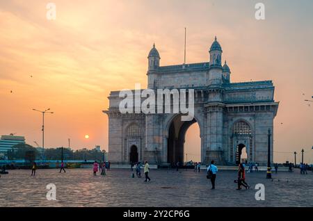 Le monument de la porte de l'Inde par une journée ensoleillée, Mumbai, Maharashtra, Inde, Asie Banque D'Images