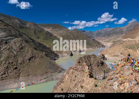 La Simila passent au-dessus du réservoir d'Manla Gyantse Comté dans la région autonome du Tibet, il est situé à 4 200 m au-dessus du niveau de la mer. Banque D'Images