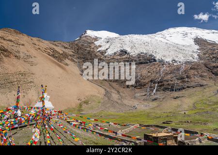 Stupa au col de Karo la, dans la chaîne Lhagoi-Kangri du nord de l'Himalaya, à la frontière des comtés de Nagarze et Gyangz au Tibet. Le PA Banque D'Images