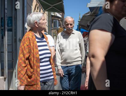 Belgrade, Serbie, 18 mai 2024 : des résidents âgés font leurs courses au marché de Zemun. Banque D'Images