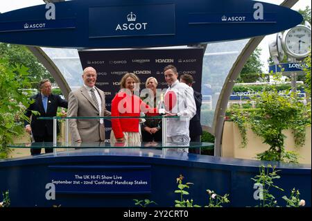 Ascot, Berkshire, Royaume-Uni. 7 septembre 2024. La présentation des gagnants. BRIONI monté par le jockey James Doyle remporte le UK Hi-Fi Show Live du 21 au 22 septembre “Concluded” handicap Stakes (classe 3) (pour les chevaux qui n’ont gagné qu’UNE course) le deuxième jour du Big Food and Drink Festival à l’hippodrome d’Ascot dans le Berkshire. Propriétaire Mme M C Sweeney & Alan King, entraîneur Alan King. Crédit : Maureen McLean/Alamy Banque D'Images