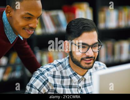 Personnes, éducation et laboratoire informatique à l'université avec projet, mission et date limite dans le cours INFORMATIQUE. Étudiants, technologie et bourse au collège Banque D'Images