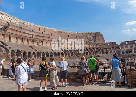 Rome, Italie 2024 touristes visitant l'intérieur du Colisée Banque D'Images