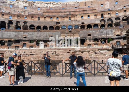 Rome, Italie 2024 touristes visitant l'intérieur du Colisée Banque D'Images