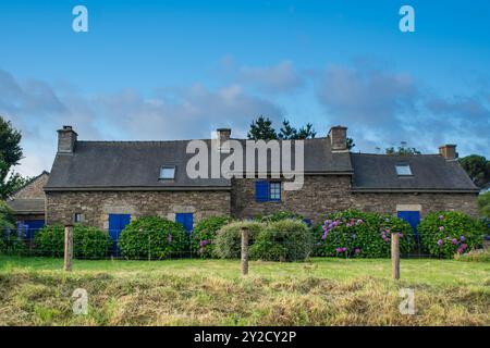 Chalet traditionnel français dans la campagne de Bretagne, France Banque D'Images