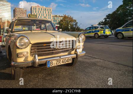Allemagne , Berlin , 09.09.2024 , une vieille Peugeot 404 comme taxi à Berlin Banque D'Images