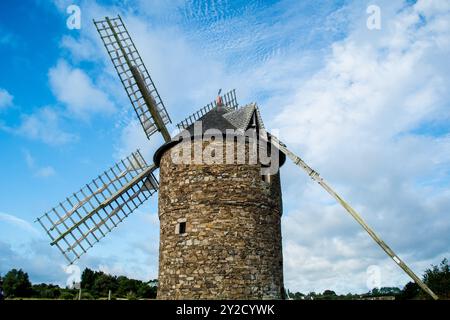 Vue arrière de l'ancien moulin à vent sur la côte de l'océan Atlantique en Bretagne, Plouézec Moulin vent Craca Banque D'Images