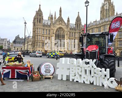 Londres, Royaume-Uni. 10 septembre 2024. Les membres de la National Farmers Union font la promotion des produits agricoles britanniques devant les chambres du Parlement. Crédit : Uwe Deffner/Alamy Live News Banque D'Images