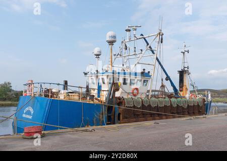 Un bateau de pêche dragueur de pétoncle a accosté au port de Kirkcudbright avec les dragues de pétoncle visibles sur le côté. Dumfries et Galloway, Écosse, 2024. Banque D'Images