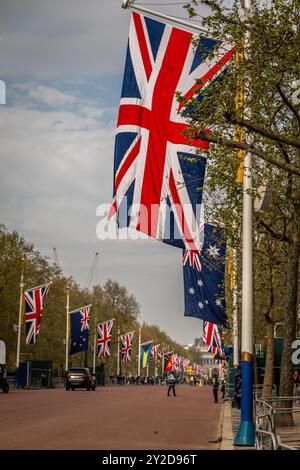 Drapeaux du Commonwealth pour le couronnement, The Mall, Londres, Angleterre, Royaume-Uni Banque D'Images