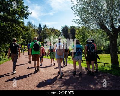 7 septembre, Oosterbeek. La Marche aéroportée est la plus grande visite à pied commémorative d’une journée au monde. Cette année, la 77e édition a eu lieu avec près de 34,000 participants. Cette marche commémorative est en souvenir de la bataille d'Arnhem en 1944. Aussi, cette année est encore plus spéciale car elle marque le 80e anniversaire de cette bataille. À la ligne d’arrivée comme chaque année, des vétérans britanniques qui se sont battus pour la liberté néerlandaise pendant la seconde Guerre mondiale étaient présents. En outre, des personnages de soldats ont été placés devant le musée aéroporté à Oosterbeek. Banque D'Images