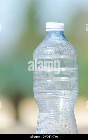 bouteille en plastique usagée et vide, recyclage, environnement et concept d'écologie Banque D'Images