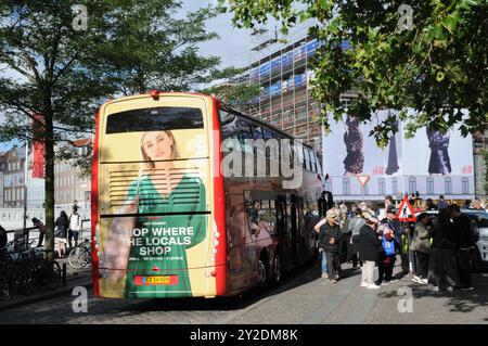 Copenhague/ Danemark/10 septembre 2024/ les voyageurs parcourent le canal copenhague en bateau et montent en bus à arrêts multiples observent à la même adresse les visites du canal copenhague et les visites en bus à arrêts multiples dans la capitale ani9sh. (Photo. Francis Joseph Dean/Dean Pictures) (non destiné à un usage commercial) Banque D'Images