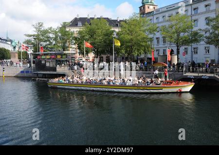 Copenhague/ Danemark/10 septembre 2024/ les voyageurs parcourent le canal copenhague en bateau et montent en bus à arrêts multiples observent à la même adresse les visites du canal copenhague et les visites en bus à arrêts multiples dans la capitale ani9sh. (Photo. Francis Joseph Dean/Dean Pictures) (non destiné à un usage commercial) Banque D'Images