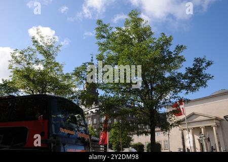 Copenhague/ Danemark/10 septembre 2024/ les voyageurs parcourent le canal copenhague en bateau et montent en bus à arrêts multiples observent à la même adresse les visites du canal copenhague et les visites en bus à arrêts multiples dans la capitale ani9sh. (Photo. Francis Joseph Dean/Dean Pictures) (non destiné à un usage commercial) Banque D'Images