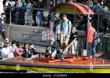 Copenhague/ Danemark/10 septembre 2024/ les voyageurs parcourent le canal copenhague en bateau et montent en bus à arrêts multiples observent à la même adresse les visites du canal copenhague et les visites en bus à arrêts multiples dans la capitale ani9sh. (Photo. Francis Joseph Dean/Dean Pictures) (non destiné à un usage commercial) Banque D'Images