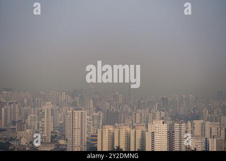 10 septembre 2024 : vue du ciel au-dessus de Sao Paulo, au petit matin de mardi (10), où la présence de fumée provenant des feux de forêt au Brésil peut être observée. L’agence suisse IQAir a publié une étude montrant que la ville de Sao Paulo avait l’air le plus pollué au monde lundi (9). Le classement mesure la qualité de l'air dans environ 100 grandes villes du monde en temps réel, en fonction de l'indice de qualité de l'air de l'institut. (Crédit image : © Paulo Lopes/ZUMA Press Wire) USAGE ÉDITORIAL SEULEMENT! Non destiné à UN USAGE commercial ! Banque D'Images