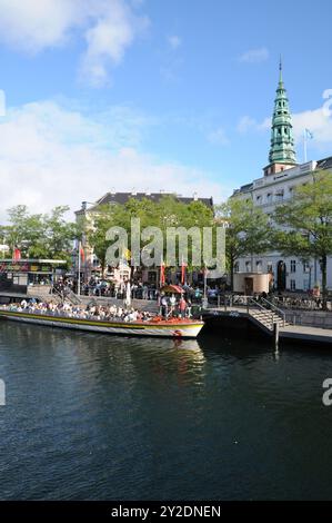 Copenhague/ Danemark/10 septembre 2024/ les voyageurs parcourent le canal copenhague en bateau et montent en bus à arrêts multiples observent à la même adresse les visites du canal copenhague et les visites en bus à arrêts multiples dans la capitale ani9sh. Photo. Francis Joseph Dean/Dean images non destinées à un usage commercial Banque D'Images