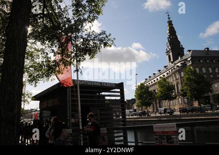 Copenhague/ Danemark/10 septembre 2024/ les voyageurs parcourent le canal copenhague en bateau et montent en bus à arrêts multiples observent à la même adresse les visites du canal copenhague et les visites en bus à arrêts multiples dans la capitale ani9sh. Photo. Francis Joseph Dean/Dean images non destinées à un usage commercial Banque D'Images