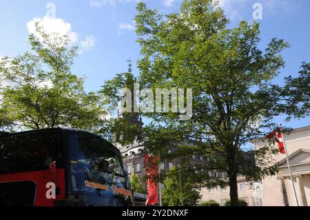 Copenhague/ Danemark/10 septembre 2024/ les voyageurs parcourent le canal copenhague en bateau et montent en bus à arrêts multiples observent à la même adresse les visites du canal copenhague et les visites en bus à arrêts multiples dans la capitale ani9sh. Photo. Francis Joseph Dean/Dean images non destinées à un usage commercial Banque D'Images