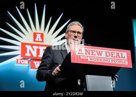 Brighton, Royaume-Uni. 10 septembre 2024. Sir Keir Starmer, premier ministre du Royaume-Uni, prend la parole lors de la conférence annuelle du Trades Union Congress (TUC) au Brighton Centre à Brighton. C’est la première fois qu’un premier ministre du Parti travailliste intervient à la conférence TUC depuis 15 ans. Crédit : Imageplotter/Alamy Live News Banque D'Images