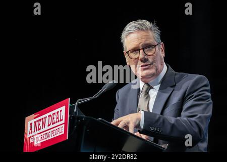 Brighton, Royaume-Uni. 10 septembre 2024. Sir Keir Starmer, premier ministre du Royaume-Uni, prend la parole lors de la conférence annuelle du Trades Union Congress (TUC) au Brighton Centre à Brighton. C’est la première fois qu’un premier ministre du Parti travailliste intervient à la conférence TUC depuis 15 ans. Crédit : Imageplotter/Alamy Live News Banque D'Images