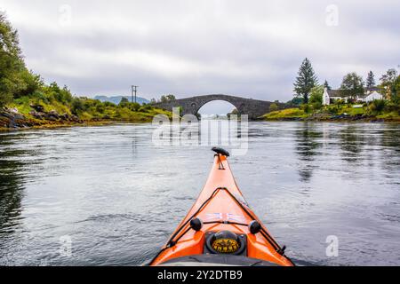 Kayak de mer dans le Clachan Sound approchant du 'pont sur l'Atlantique' sur la côte ouest de l'Écosse Banque D'Images