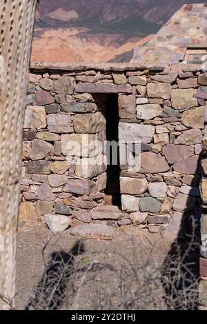 Ruines partiellement reconstruites dans le Pucara de Tilcara, un site archéologique préhispanique près de Tilcara, dans la vallée de Humahuaca, Argentine. Banque D'Images