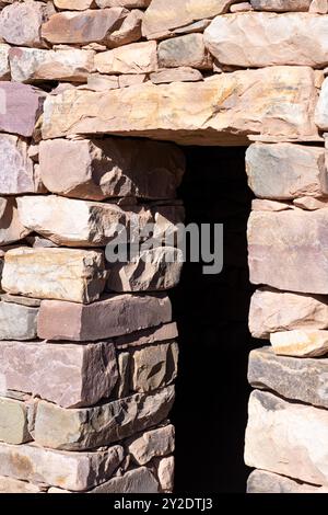 Ruines partiellement reconstruites dans le Pucara de Tilcara, un site archéologique préhispanique près de Tilcara, dans la vallée de Humahuaca, Argentine. Ceci particulier Banque D'Images