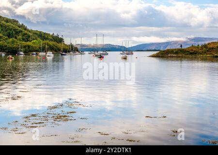 Yachts amarrés à Crinan sur la côte ouest de l'Écosse Banque D'Images