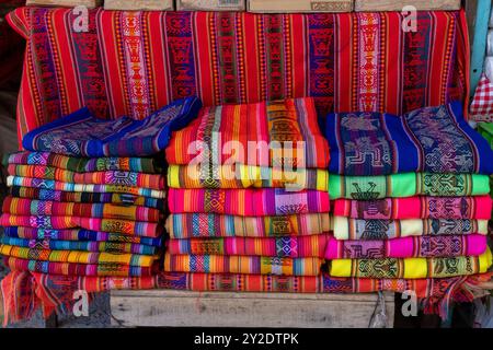 Tissages andins colorés avec des dessins Inca ou Aymara à vendre sur un marché ouvert sur la place de Tilcara, Argentine. Banque D'Images