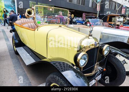 Barcelone, Espagne - 6 avril 2024 : vieille voiture jaune rétro des années 1920 de la marque Citroën garée dans une rue de Barcelone, Catalogne, Espagne Banque D'Images