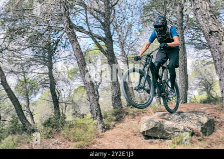 Adolescent caucasien en forêt pratiquant le vélo de descente. Bargota, Navarre, Espagne, Europe. Concept sport. Banque D'Images