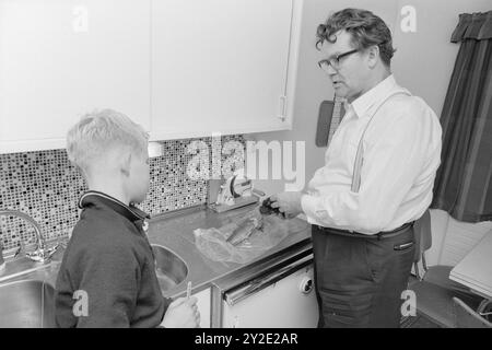 Aktuell44-4-1970 : se tromper avec les animaux. Le conférencier Per Hafslund de Drammen a commencé une nouvelle série à la télévision. Il s'agit, bien sûr, des animaux. Quoi que vous lui parliez, tôt ou tard vous finirez dans le monde animal. Mais, dit-il, ce n'est pas lui-même qui est l'expert. Hafslund transporte uniquement le matériau. Photo : Per Ervik / Aktuell / NTB ***la photo n'est pas traitée*** le texte de cette image est traduit automatiquement Banque D'Images