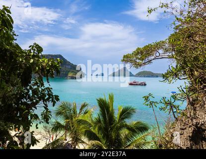 Parc marin national de mu Ko Ang Thong en Thaïlande, avec des eaux turquoises sous un ciel bleu vif. Banque D'Images