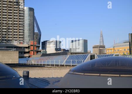 Une vue des blocs de tour regardant vers l'est à partir du pont Waterloo le Shard peut être vu au loin. Londres, Royaume-Uni. 25 juin 2024 Banque D'Images