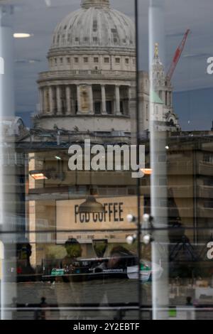 La cathédrale Saint-Paul se reflète dans les fenêtres de l’entrée sud de la gare ferroviaire de Blackfriars, Londres, Royaume-Uni. 12 juin 2024 Banque D'Images