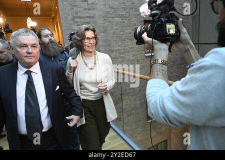 DOSSIER - Birgitte Bonnesen, ancienne PDG de Swedbank, arrive au tribunal alors que le procès commence devant le tribunal de district de Stockholm contre Bonnesen, à Stockholm, Suède, le 04 octobre 2022. Bonnesen a été condamné le 10 septembre 2024 à une peine de prison d'un an et trois mois pour fraude grave. Photo : Fredrik Sandberg/ TT / code 10080 Banque D'Images