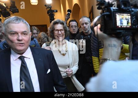 DOSSIER - Birgitte Bonnesen, ancienne PDG de Swedbank, arrive au tribunal alors que le procès commence devant le tribunal de district de Stockholm contre Bonnesen, à Stockholm, Suède, le 04 octobre 2022. Bonnesen a été condamné le 10 septembre 2024 à une peine de prison d'un an et trois mois pour fraude grave. Photo : Fredrik Sandberg/ TT / code 10080 Banque D'Images