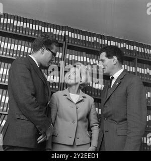 Current 40-6-1968 : Une école en crise. La direction de l'école NKI et la part du lion du personnel démissionnent, sans avoir la possibilité de dire pourquoi. Le groupe Mortensen, propriétaire de l’école, donne une bouchée à l’autre partie, tout en mettant en jeu de grandes valeurs pour les élèves. Directeur Tore Krogdahl, chef de bureau Solveig Nordbye et directeur Einar Grepperud, la direction de l'école qui a réagi par licenciement et qui a été suivie par leurs nombreux employés. Photo : Aage Storløkken / Aktuell / NTB ***PHOTO NON TRAITÉE*** le texte de cette image est traduit automatiquement Banque D'Images