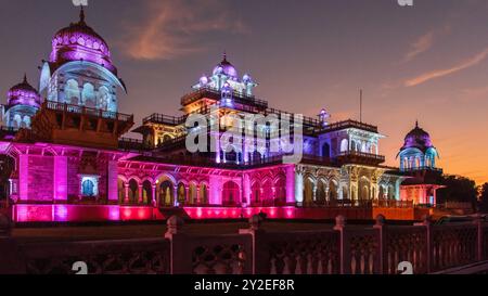 Belle salle Albert dans le spectacle de lumière du soir. Albert Hall, un magnifique bâtiment à Jaipur, en Inde, est un mélange de différents styles architecturaux. Banque D'Images