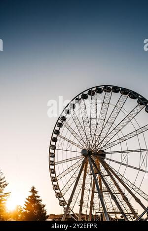 Grande roue contre le ciel bleu dans le port de la ville Gdynia Pologne Banque D'Images