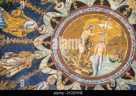 Gros plan sur une mosaïque colorée décorant le plafond du dôme de la basilique de Ravenne montrant un cercle de saints observant le moment où Jésus a été baptisé Banque D'Images